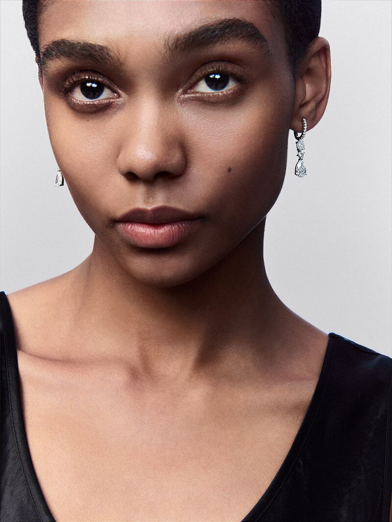 18K white gold earrings with 2 pear-cut diamonds with a total of 3.06 cts and 22 brilliant-cut diamonds with a total of 1.38 cts image number 1