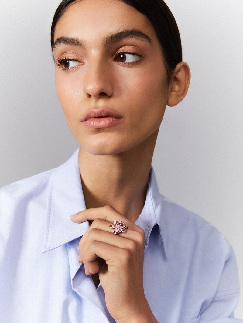 18K rose gold ring with 106 brilliant-cut multicolor sapphires with a total of 2.46 cts in the shape of a flower image number 0