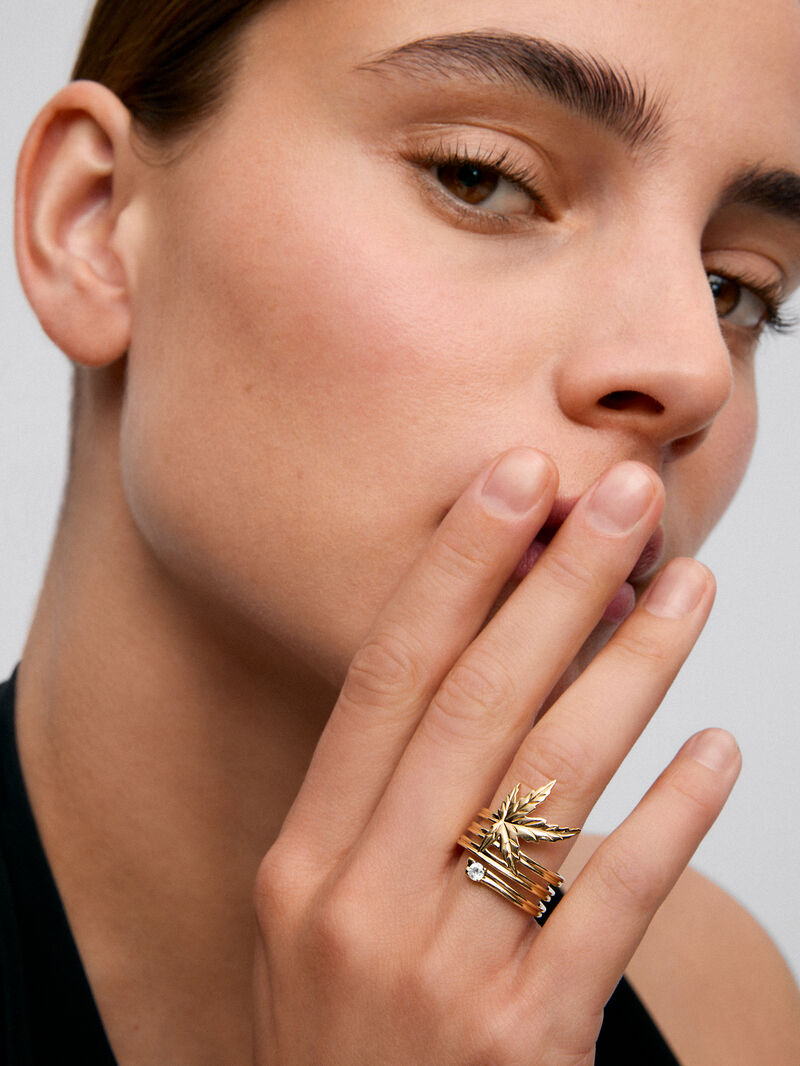 18K Yellow Gold Ring with a 0.10 ct Brilliant-Cut Diamond and Maple Leaf Shape image number 1