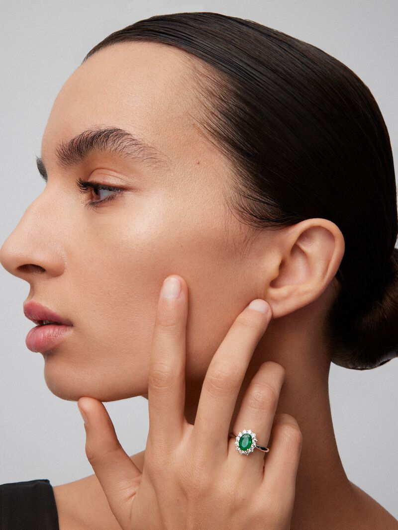 18K white gold ring with oval-cut emerald of 0.77 cts and 12 brilliant-cut diamonds with a total of 0.24 cts image number 1