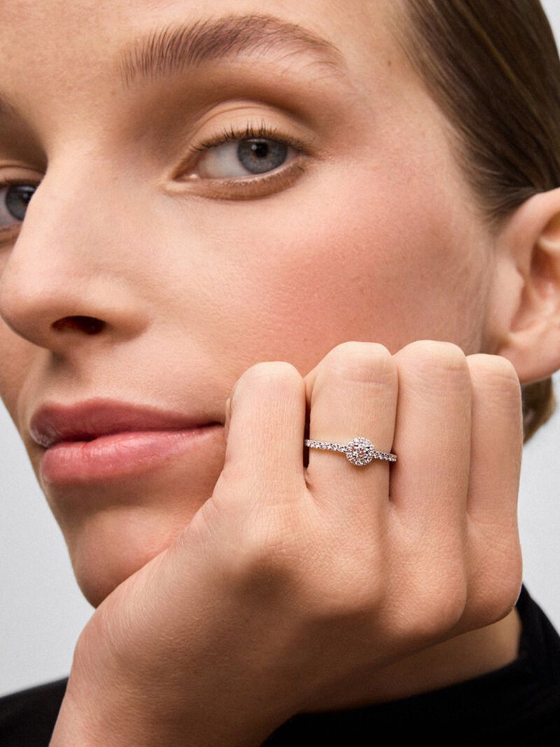 18K white gold ring with central brilliant-cut diamond of 0.15 cts and border and arm of 28 brilliant-cut diamonds with a total of 0.3 cts image number 1