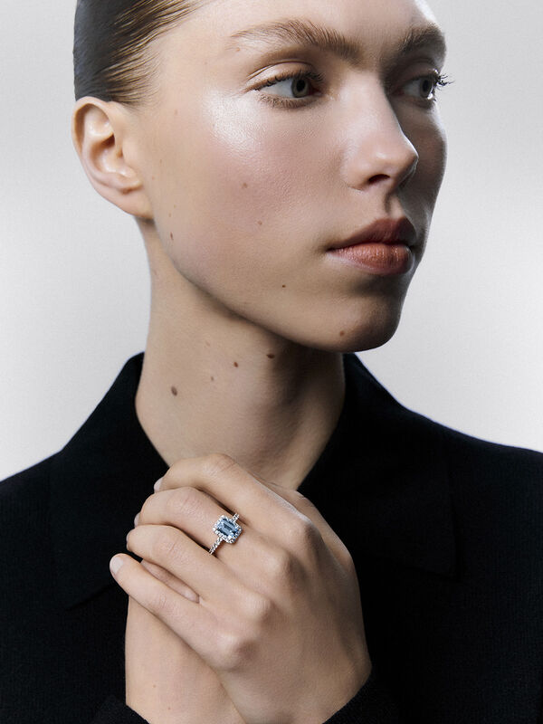 Anillo de oro blanco de 18kt con piedra aguamarina azul octogonal de 1,55cts y diamantes, SO21054-OBDAG8X6_V