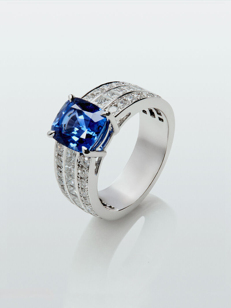 18K white gold ring with cushion-cut royal blue sapphire of 3.217 cts, 50 brilliant-cut diamonds with a total of 1.05 cts and 8 princess-cut diamonds with a total of 0.48 cts image number 0