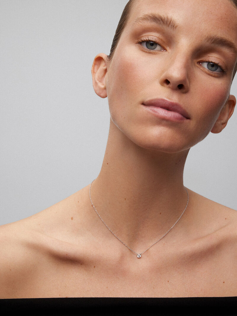 18K white gold chain pendant with solitary diamond image number 3