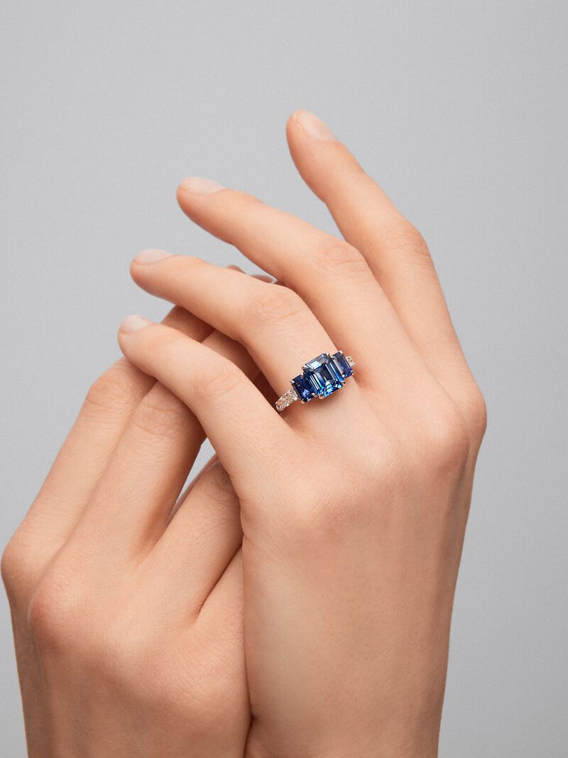 18K white gold triple ring with 3 octagonal-cut blue sapphires with a total of 4.48 cts and 6 brilliant-cut diamonds with a total of 0.42 cts image number 3