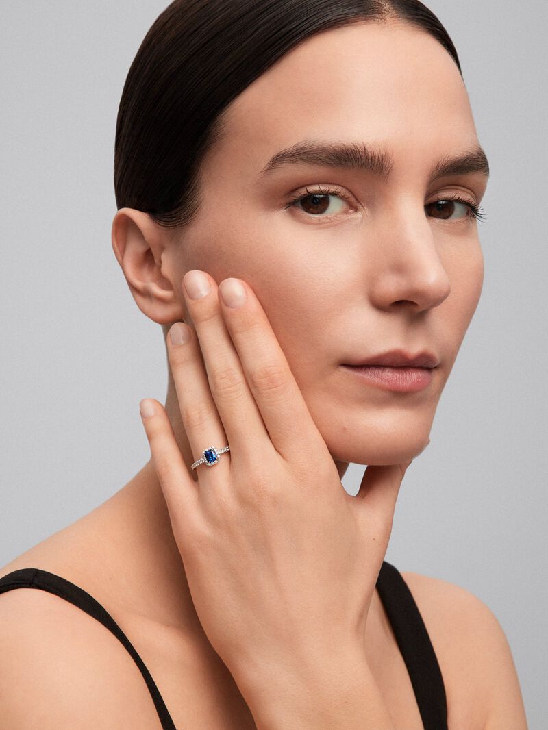 18K white gold ring with octagonal-cut blue sapphire of 0.97 cts and 30 brilliant-cut diamonds with a total of 0.31 cts image number 1