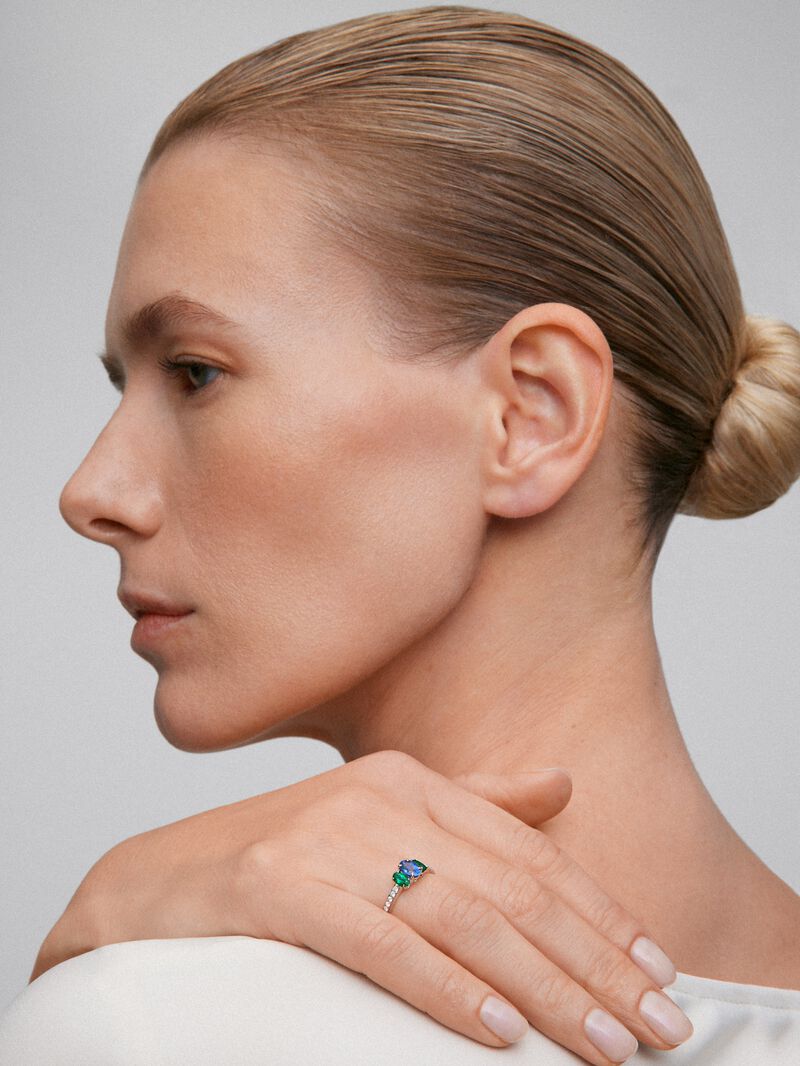 18K White Gold Tiego Ring with blue sapphire in 0.71 cts, 0.21 cts white emeralds and white diamonds in a bright size of 0.02 cts image number 4