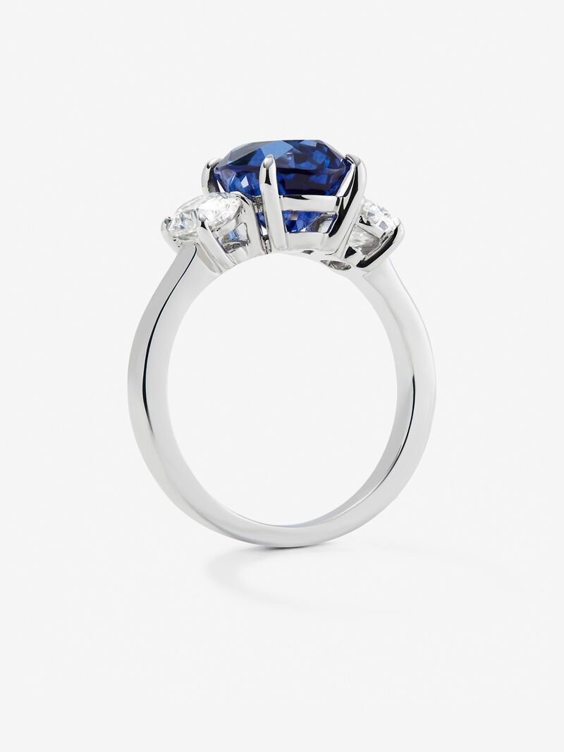 18K white gold triple ring with oval-cut royal blue sapphire of 4.05 cts and 2 oval-cut diamonds with a total of 1.05 cts image number 4