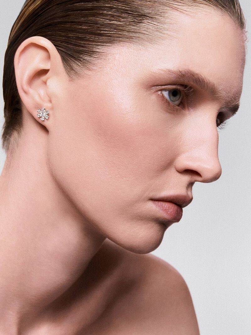 18K white gold earrings with 2 brilliant-cut diamonds with a total of 0.22 cts and 12 pear-cut diamonds with a total of 1.2 cts image number 3
