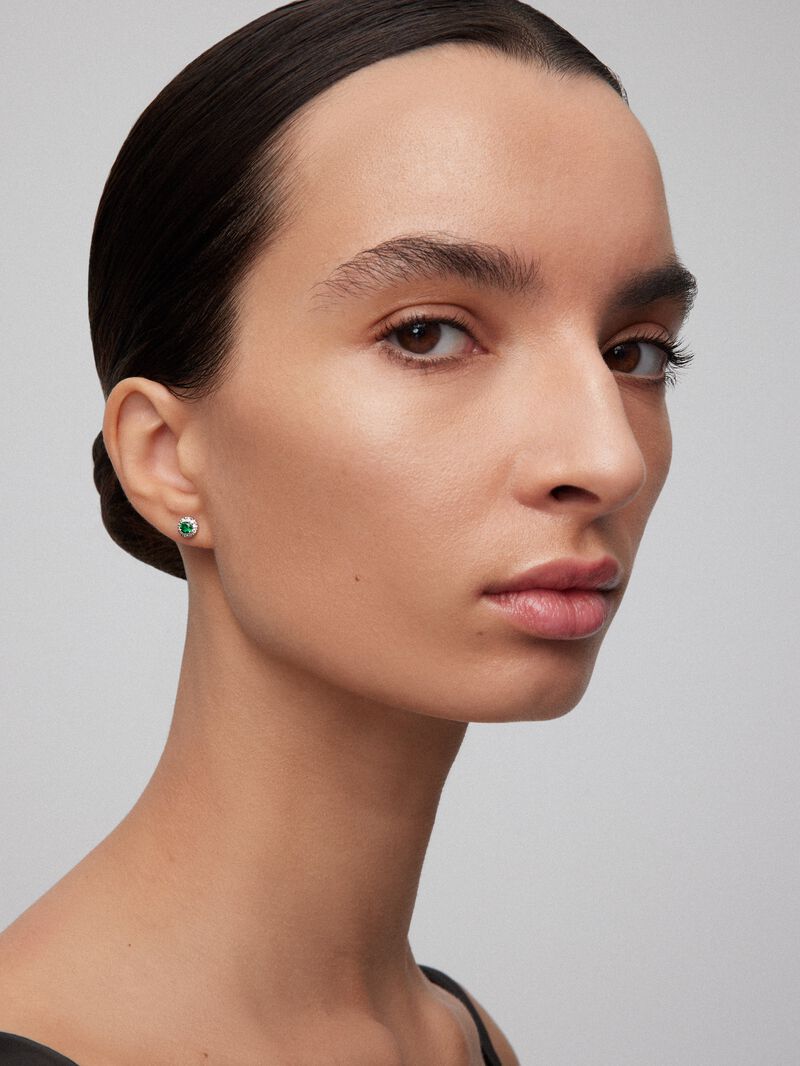 18K white gold earrings with 2 brilliant-cut emeralds with a total of 0.4 cts and 20 brilliant-cut diamonds with a total of 0.16 cts image number 3