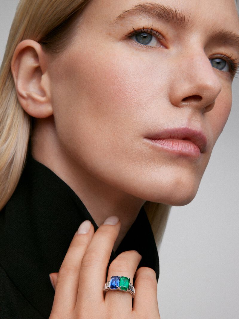 You and me ring in 18K white gold with blue sapphire in octagonal cut of 2.82, green emerald in octagonal cut of 1.98 cts and 6 diamonds in baguette cut with a total of 0.69 cts image number 3