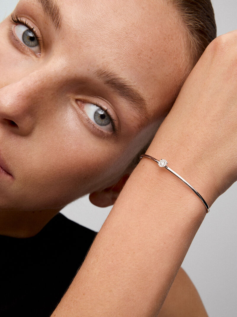 Rigid 18K white gold bracelet with 11 brilliant-cut diamonds with a total of 0.2 cts image number 3
