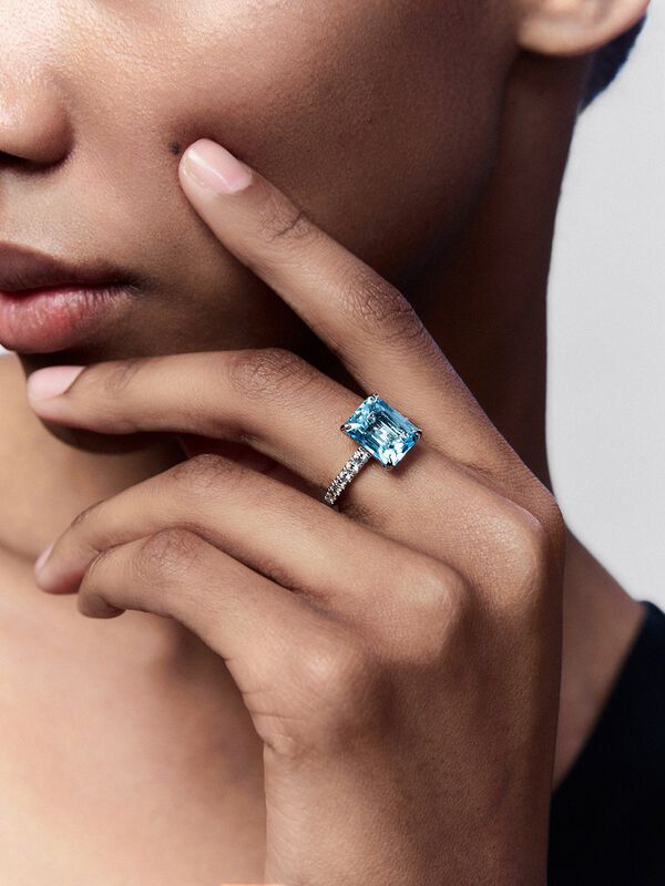 18 kt white gold ring with Sky blue topaz and diamonds, SO22088-OBDSKY11X9_V