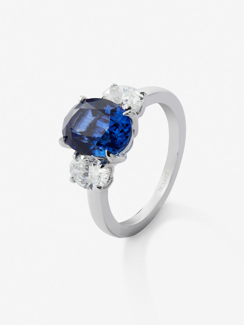 18K white gold triple ring with oval-cut royal blue sapphire of 4.05 cts and 2 oval-cut diamonds with a total of 1.05 cts image number 0