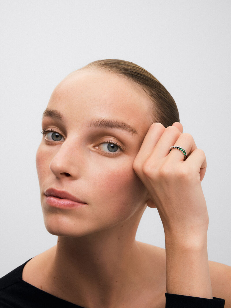 18K white gold cross ring with 12 brilliant-cut emeralds with a total of 0.62 cts and 20 brilliant-cut diamonds with a total of 0.2 cts image number 1