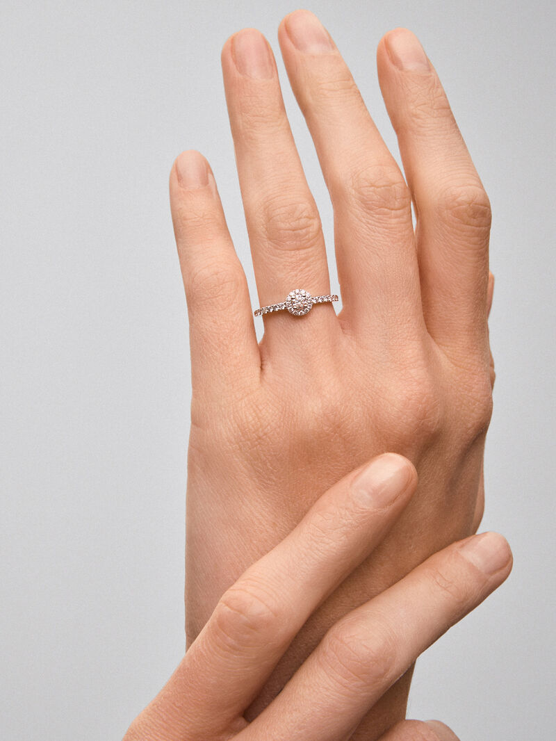 18K white gold ring with central brilliant-cut diamond of 0.15 cts and border and arm of 28 brilliant-cut diamonds with a total of 0.3 cts image number 3