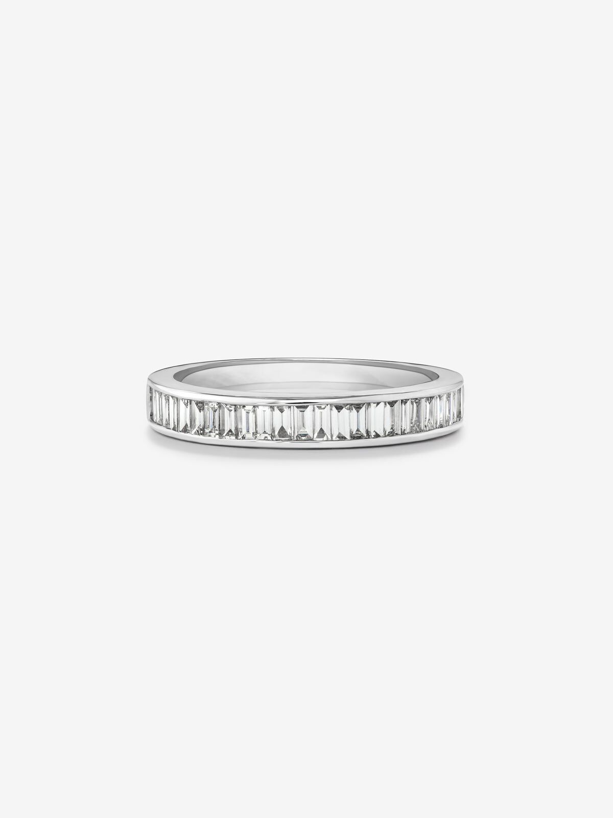 Media alianza de oro blanco de 18K con 31 diamantes en talla baguette con un total de 0 5 cts Suarez