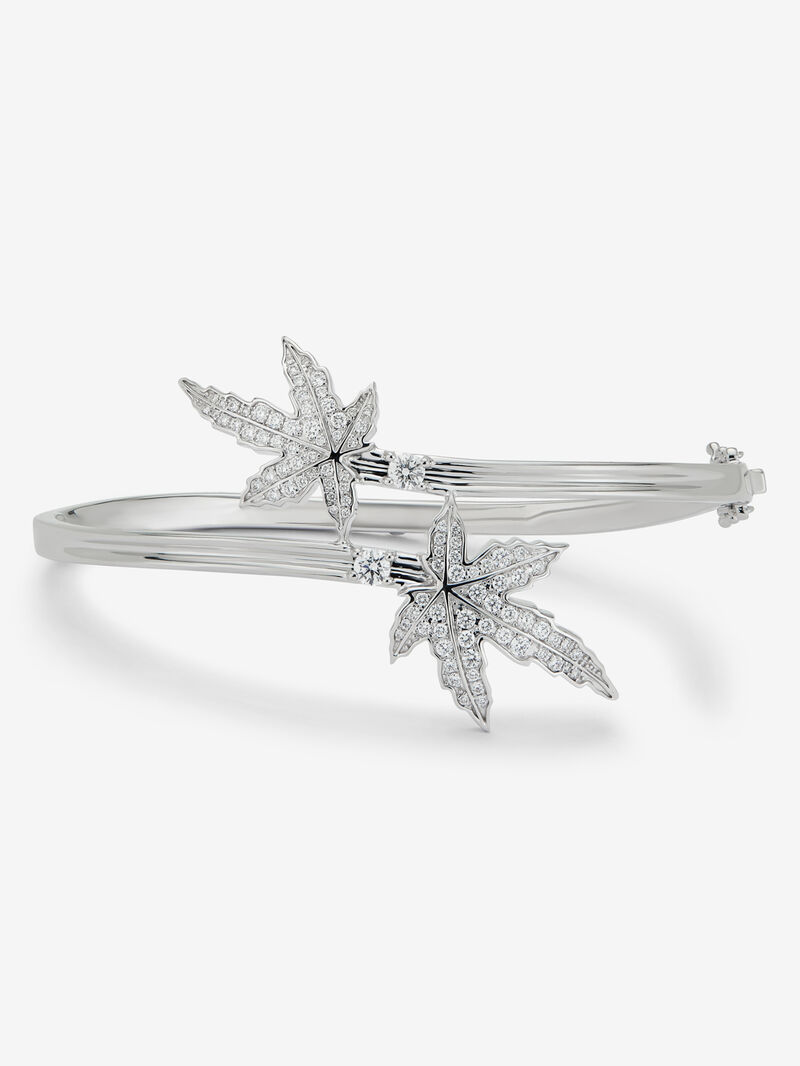 18K white gold bracelet with a 0.14 ct brilliant-cut central diamond, diamond pavé, and a maple leaf design image number 0