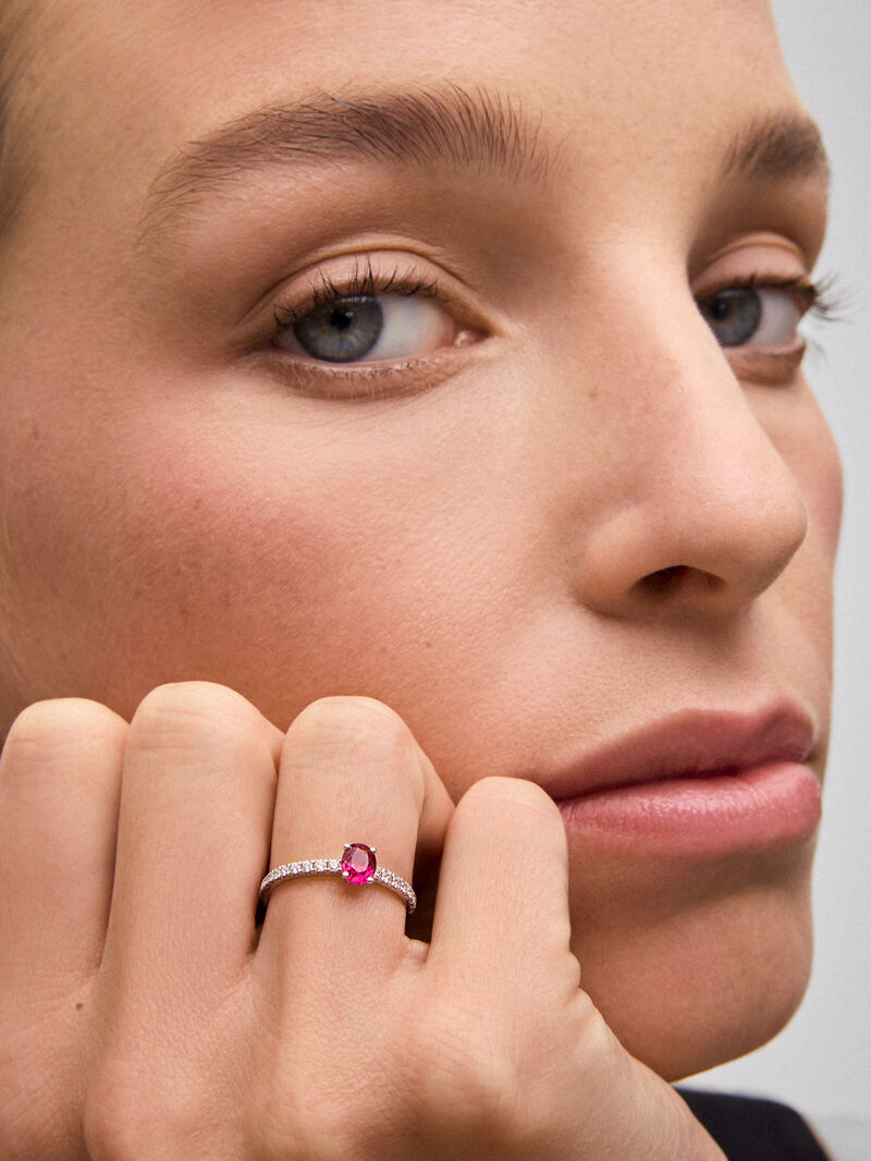 18K white gold ring with 0.25 ct oval cut ruby ​​and 0.12 ct brilliant cut white diamonds image number 3