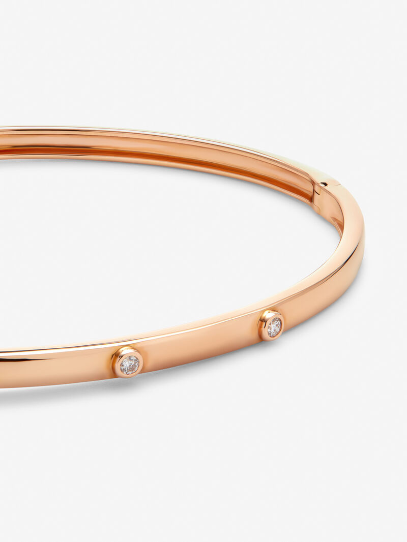 Thin rigid bracelet in 18K rose gold with diamonds. image number 2