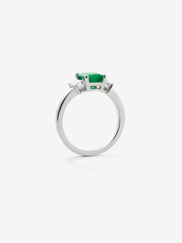 Anillo tresillo de oro blanco de 18kt con esmeralda verde de 1,35cts y diamantes talla esmeralda, SO21085-E/A013_V