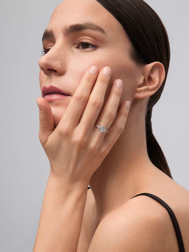 18K white gold ring with central brilliant-cut diamond of 0.5 cts and border and arm of 32 brilliant-cut diamonds with a total of 0.32 cts image number 1