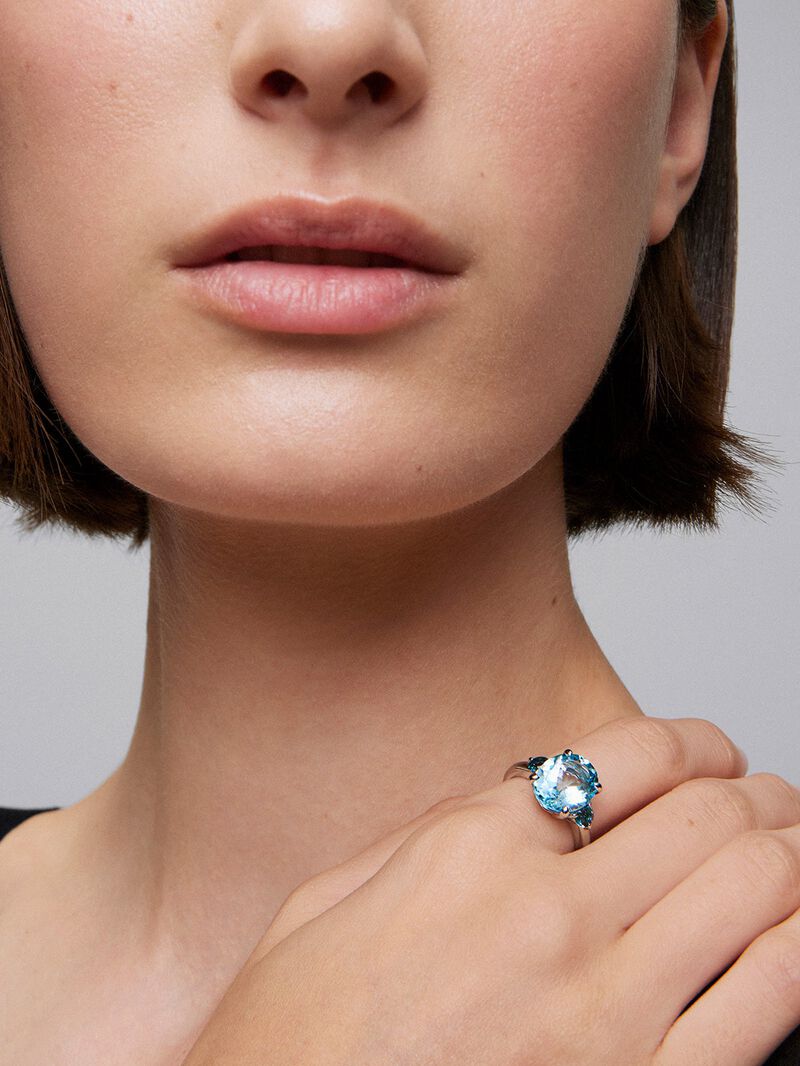 925 silver triple ring with oval-cut sky blue topaz and 2 brilliant-cut London blue topazes image number 3