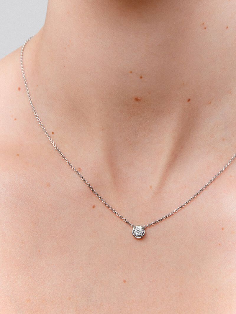 Colgante cadena de oro blanco de 18K con diamante solitario image number 3