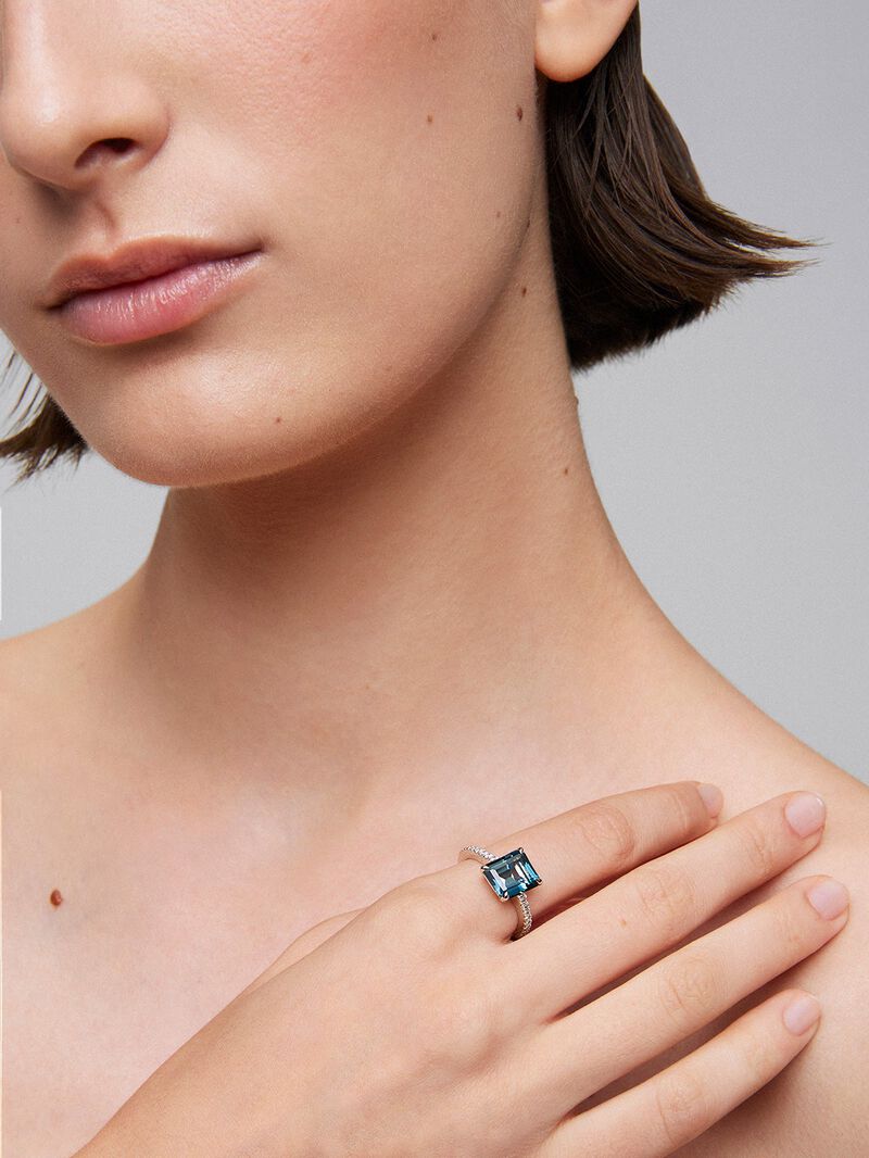 18K white gold ring with London blue topaz in octagonal cut of 3.74 cts and 16 brilliant-cut diamonds with a total of 0.19 cts image number 3