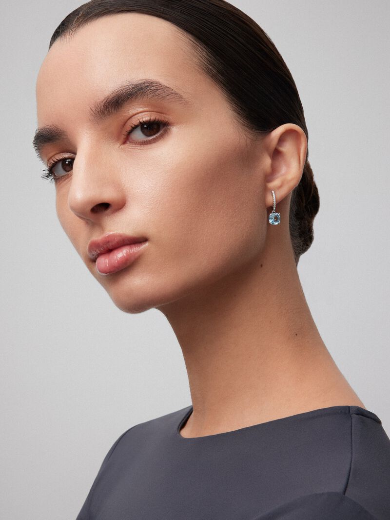 18K white gold hoop earrings with 2 cushion-cut sky blue topazes with a total of 4.05 cts and 18 brilliant-cut diamonds with a total of 0.14 cts image number 2