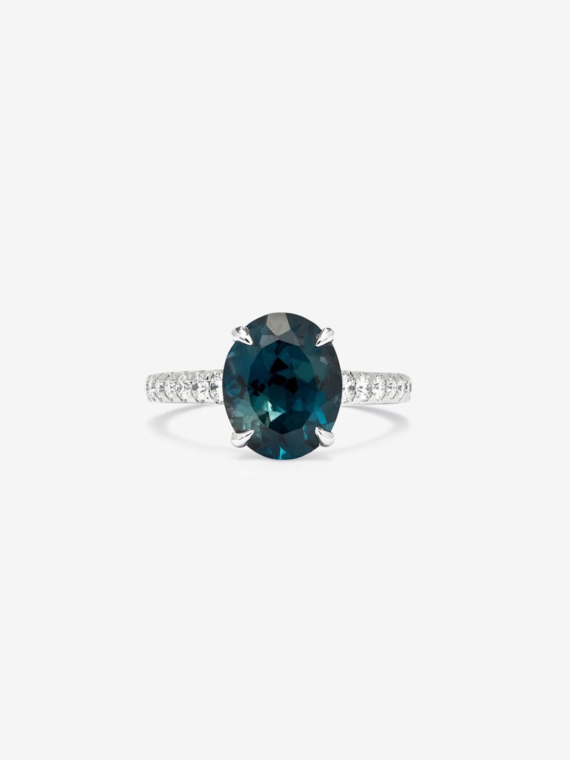 18K white gold ring with oval-cut London blue topaz of 4.25 cts and 14 brilliant-cut diamonds with a total of 0.32 cts image number 2