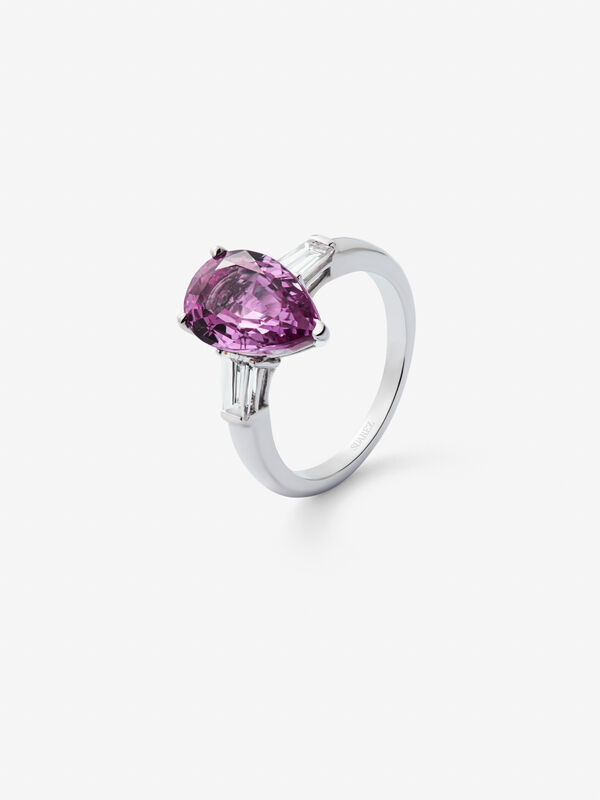 Anillo tresillo de oro blanco de 18kt con zafiro rosa central talla pera de 4,86cts y diamantes, SO22085-ZR/A001_V