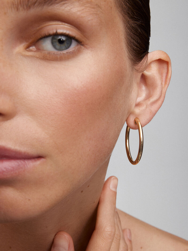 Large Smooth Hoop Earrings in 18K Yellow Gold image number 0