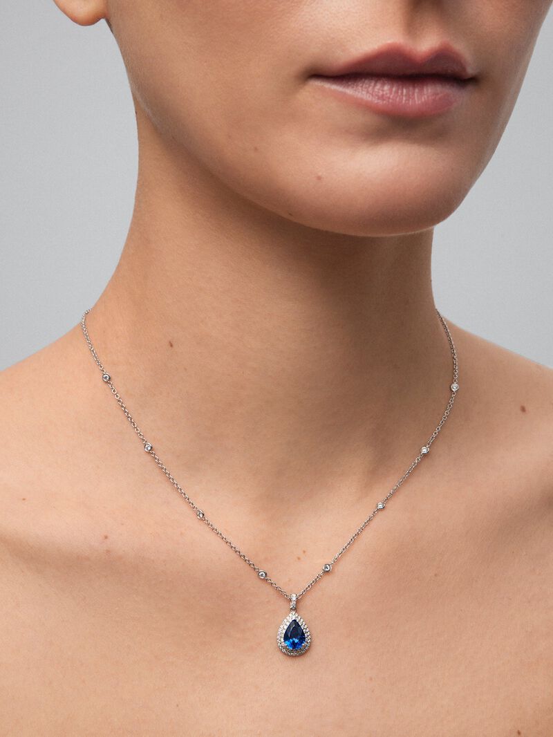 18K white gold pendant with pear-cut royal blue sapphire of 1.93 cts and 62 brilliant-cut diamonds with a total of 0.44 cts image number 3