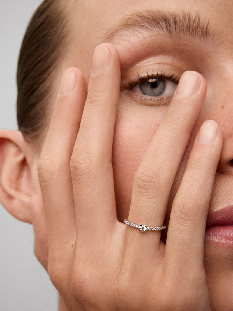 18K white gold ring with central brilliant-cut diamond of 0.12 cts and arm of 20 brilliant-cut diamonds with a total of 0.11 cts image number 3