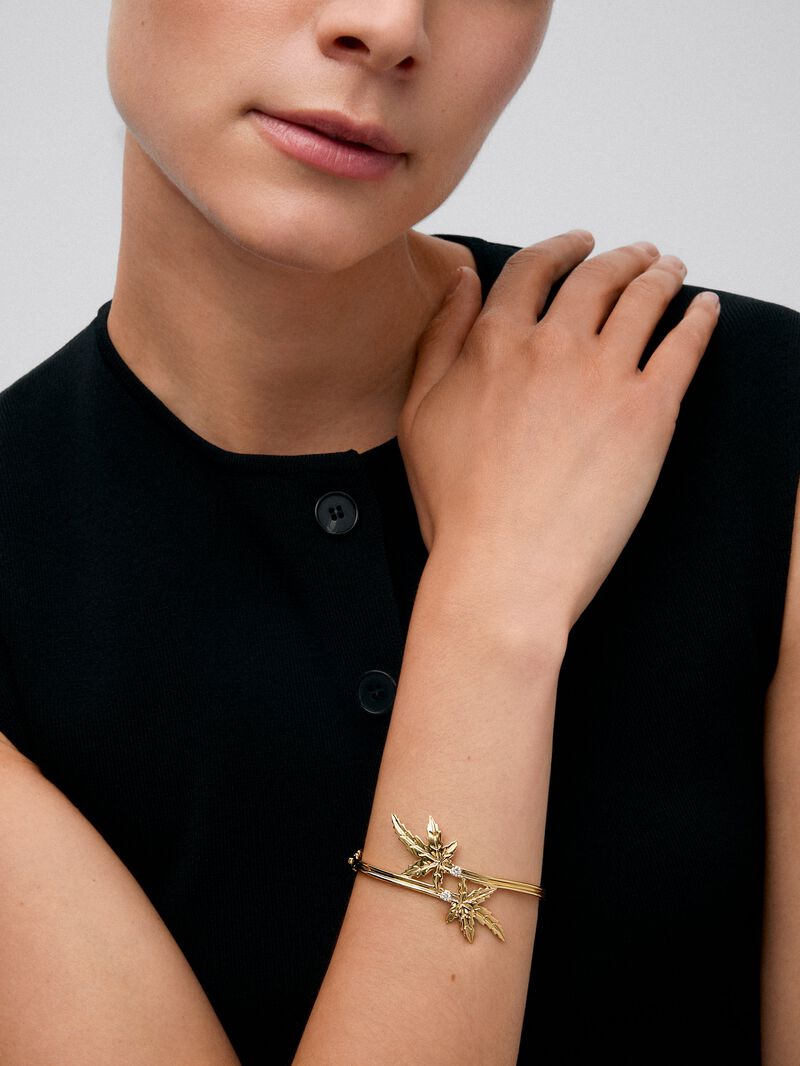 18K Yellow Gold Bracelet with 2 Brilliant-Cut Diamonds Totaling 0.20 cts and Maple Leaf Shape image number 1