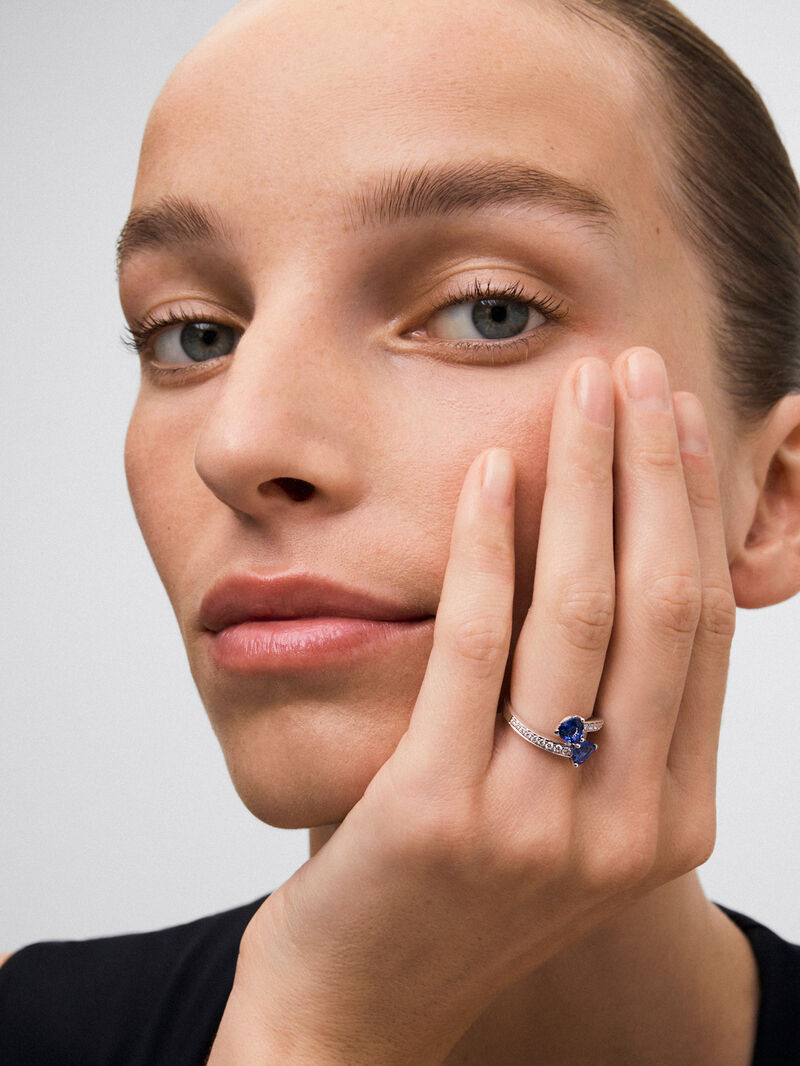You and me ring in 18K white gold with royal blue sapphires and diamonds image number 3