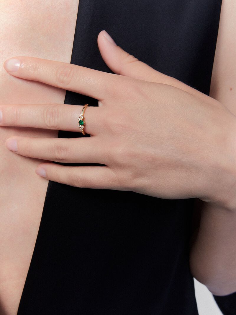 18K yellow gold ring with brilliant cut emerald of 0.1 cts and 7 brilliant cut diamonds with a total of 0.1 cts image number 3