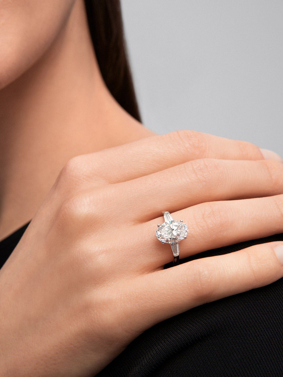 Anillo de oro blanco de 18K con diamante en talla oval de 3 01 cts y 2 diamantes en talla trapecio con un total de 0 49 cts Suarez