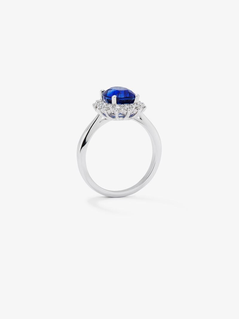 18K white gold ring with oval-cut royal blue sapphire of 2.33 cts and a border of 12 brilliant-cut diamonds with a total of 0.52 cts image number 4