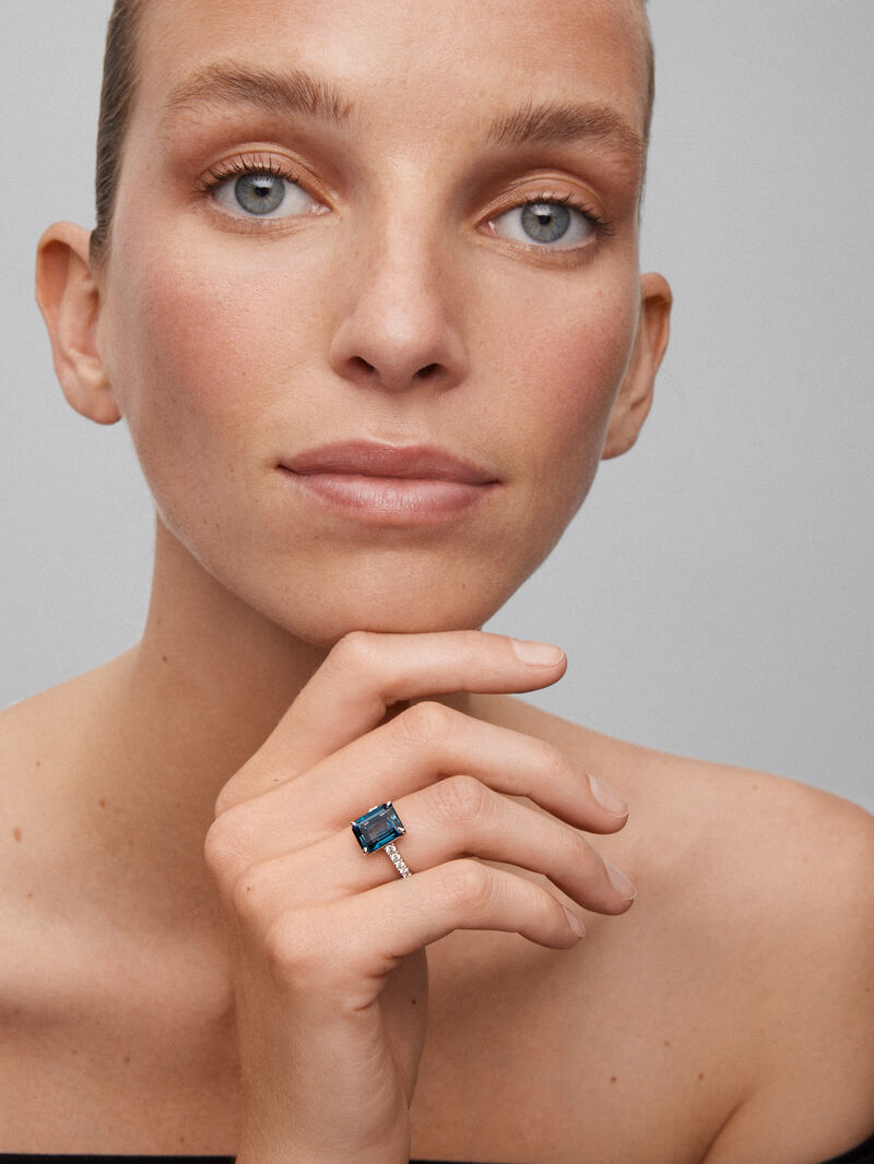 18K white gold ring with emerald-cut London blue topaz of 4.25 cts and 14 brilliant-cut diamonds with a total of 0.32 cts image number 1