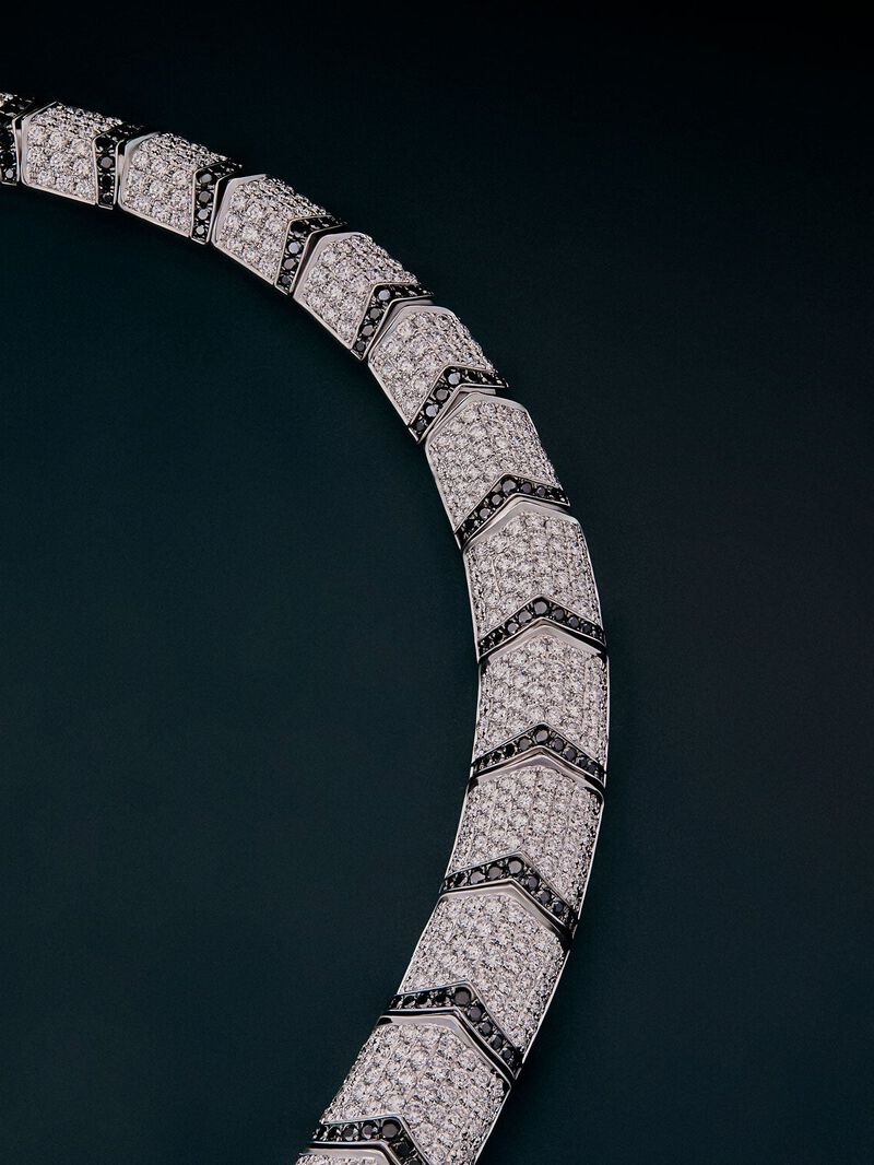 Rigid 18K white gold necklace with 1325 brilliant-cut white diamonds with a total of 19.09 cts, 453 brilliant-cut black diamonds with a total of 3.61 cts, and 2 trapezoid-cut emeralds with a total of 0. 13 cts in the shape of a tiger image number 6
