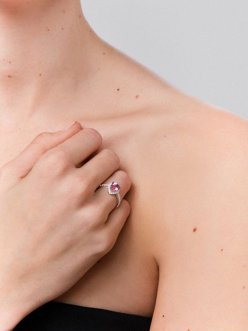 18K white gold ring with pear-cut pink sapphire of 1.83 cts and 32 brilliant-cut diamonds with a total of 0.43 cts image number 1