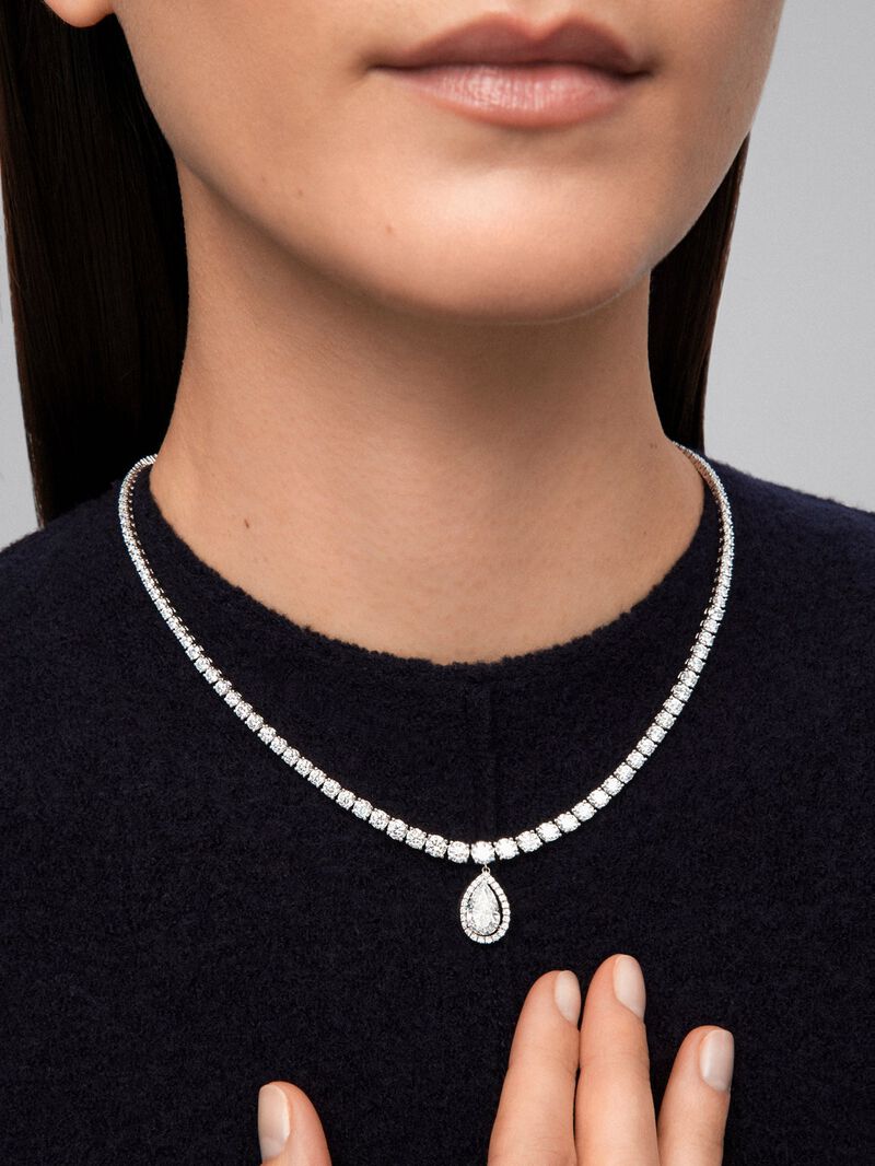 18K white gold pendant with pear-cut diamond of 2.4 cts and 23 brilliant-cut diamonds with a total of 0.28 cts image number 3