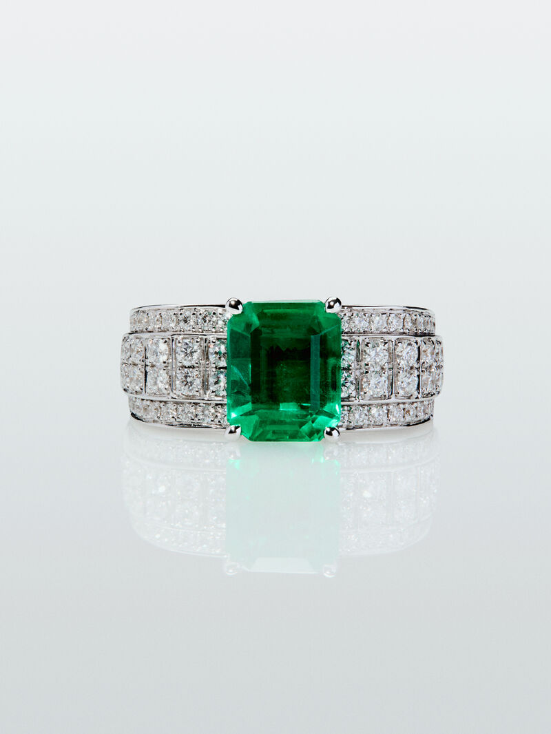18K white gold ring with octagonal cut emerald of 2.73 cts and 124 brilliant cut diamonds with a total of 0.861 cts image number 1