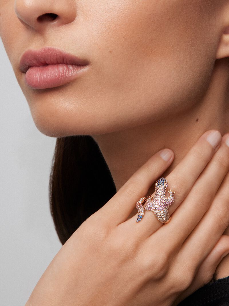 18K rose gold ring with 20 brilliant-cut diamonds with a total of 3.3 cts and 160 multicolored sapphires with a total of 2.69 cts in the shape of a salamander image number 1