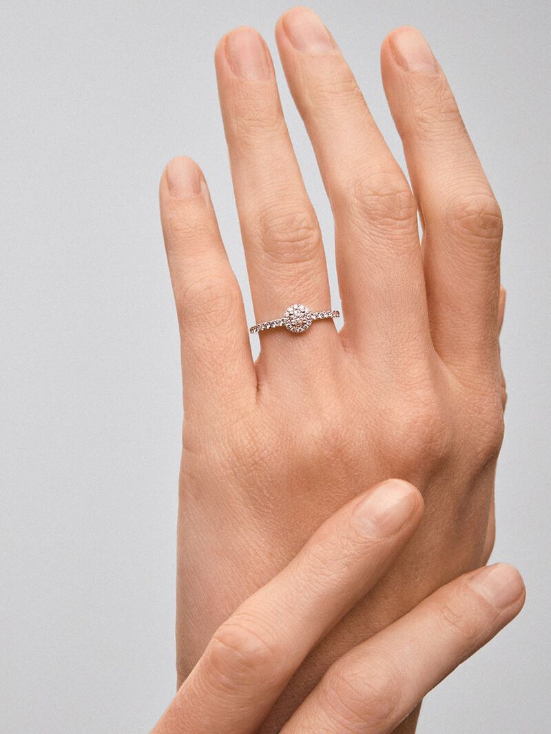 18K white gold ring with central brilliant-cut diamond of 0.15 cts and border and arm of 28 brilliant-cut diamonds with a total of 0.3 cts image number 3