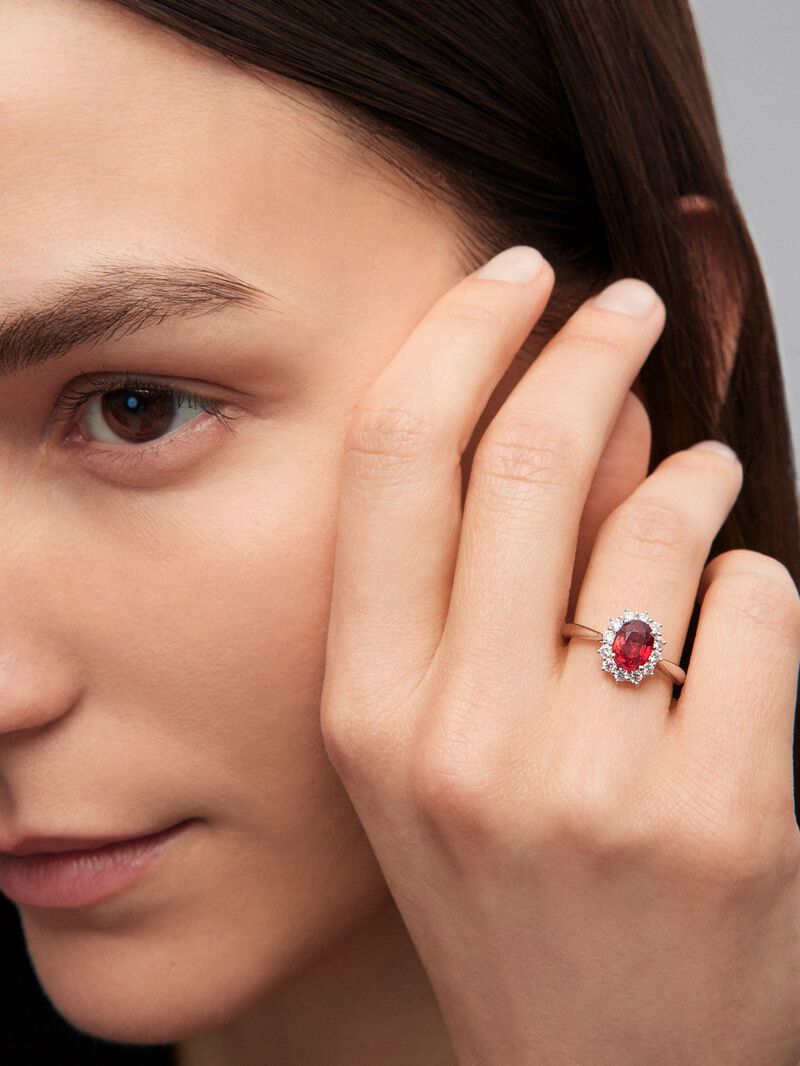 18K white gold ring with vivid red ruby ​​in oval cut of 1.57 cts and 12 brilliant cut diamonds with a total of 0.42 cts image number 1