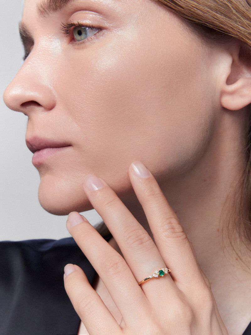 18K yellow gold ring with brilliant cut emerald of 0.1 cts and 7 brilliant cut diamonds with a total of 0.1 cts image number 1