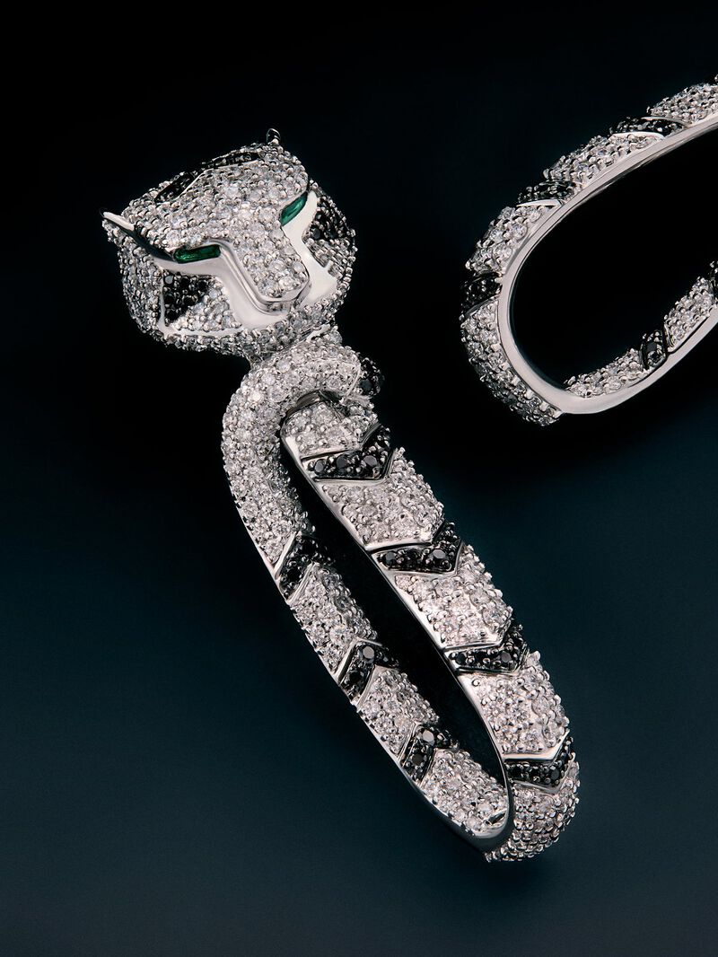 18K white gold earrings with 548 brilliant-cut white diamonds with a total of 2.68 cts, 90 black diamonds with a total of 0.47 cts, and 2 trapezoid-cut emeralds with a total of 0.26 cts shaped tiger image number 4